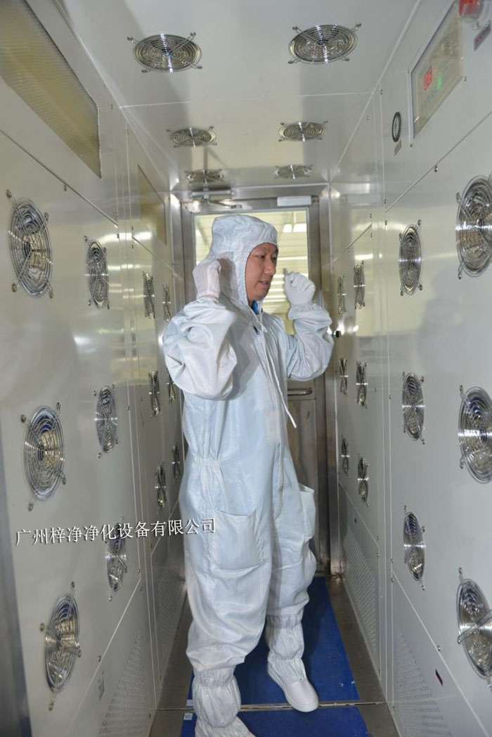 風(fēng)淋室不僅可以為工作人員提供清潔的空氣環(huán)境，還可以對物料進(jìn)行凈化處理。